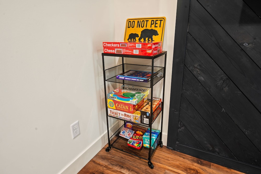 Game Room-hot Tub-10 Mins to Downtown Gatlinburg