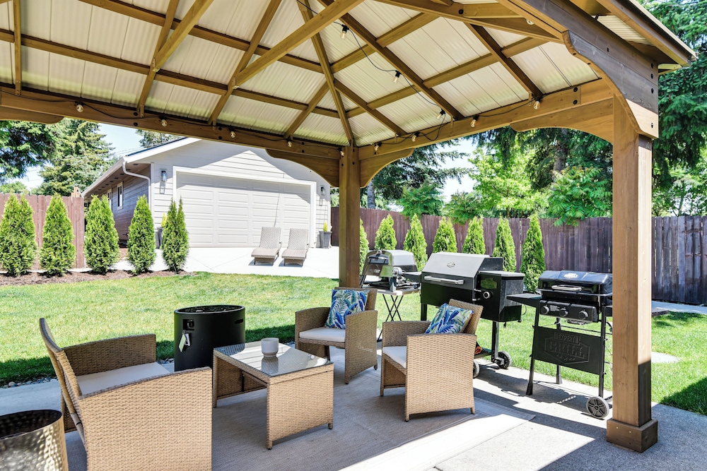 7 Mi to Vancouver Waterfront: Sleek Home w/ Yard!