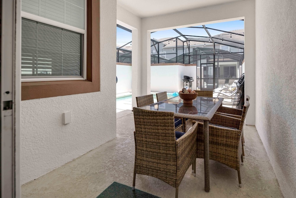 Stylish 4BR Pool Townhome Storey Lake
