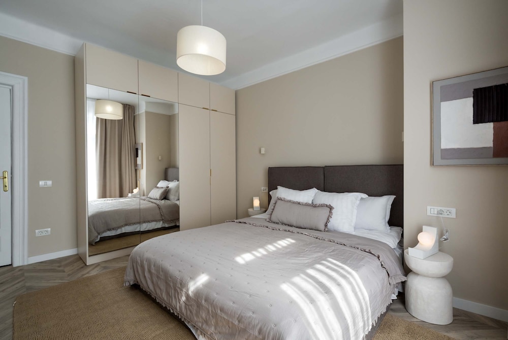 Elegant 3BR Retreat - Steps Away Cismigiu Gardens