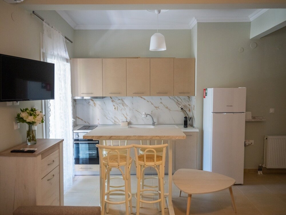 Zoe Seaview Apartment by Rentalspro