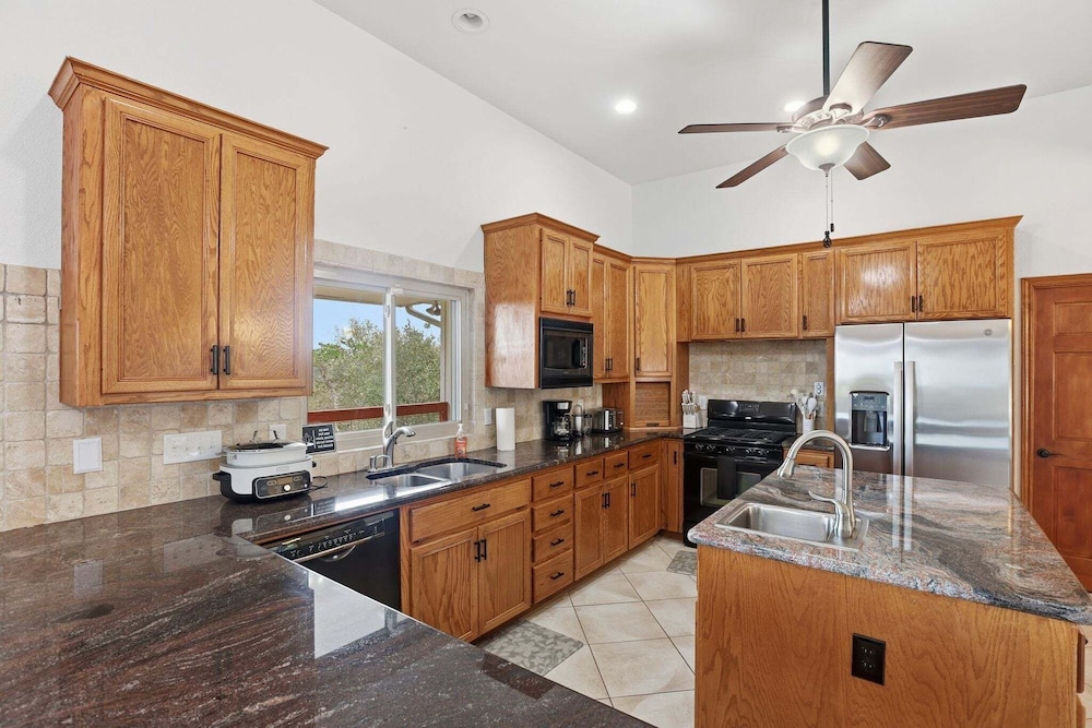 4br Leander Retreat With Hot Tub & Views 4 Bedroom Home