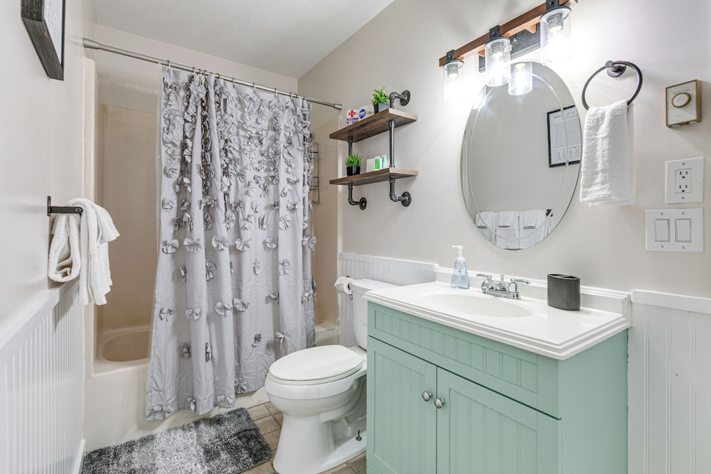 Hot Tub & Mountain Views: Waynesville Retreat!
