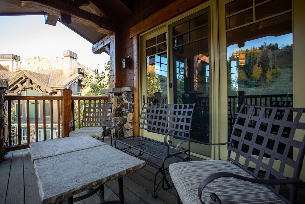 Grand Lodge - Five Bedroom #402 - Ski-in/ski-out 5 Condo