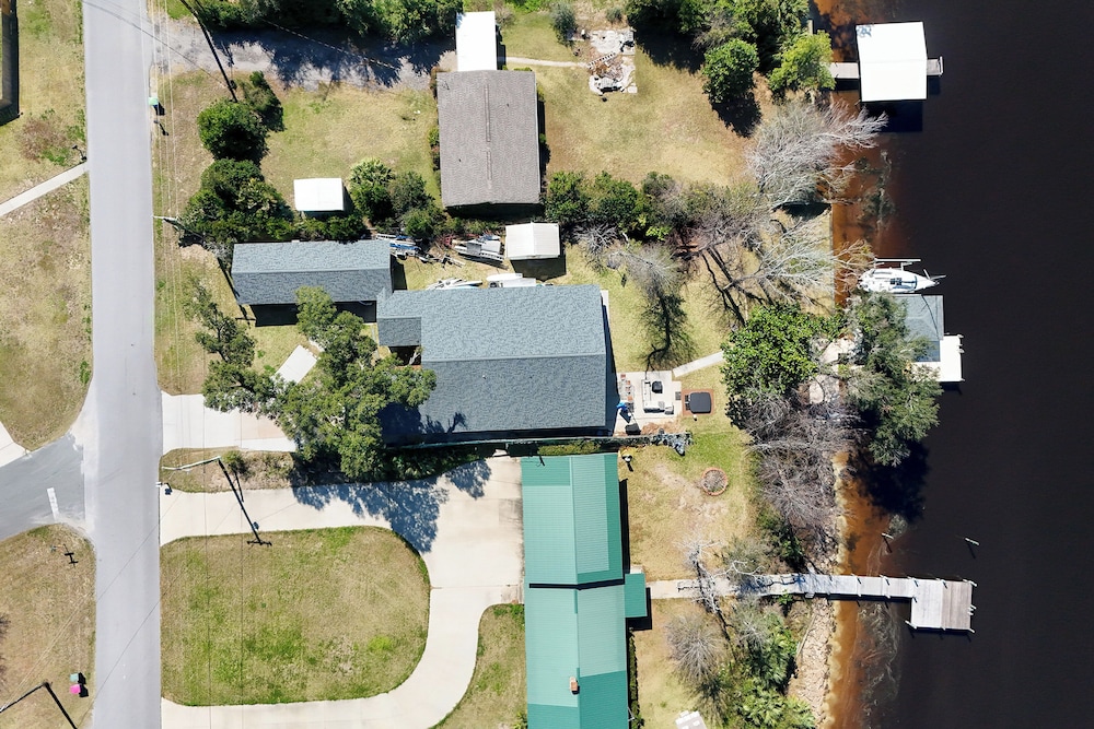 Hot Tub & Boat Dock: Getaway on Deer Point Lake!