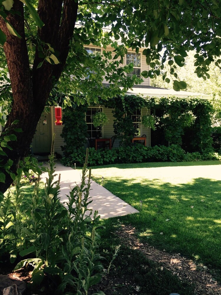 Hotel Moab Beds and Bagels Xpress - Image 1