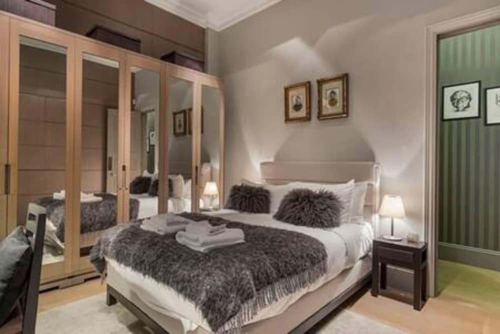 3-bdr Magnificent Harrods Knightsbridge Apartment