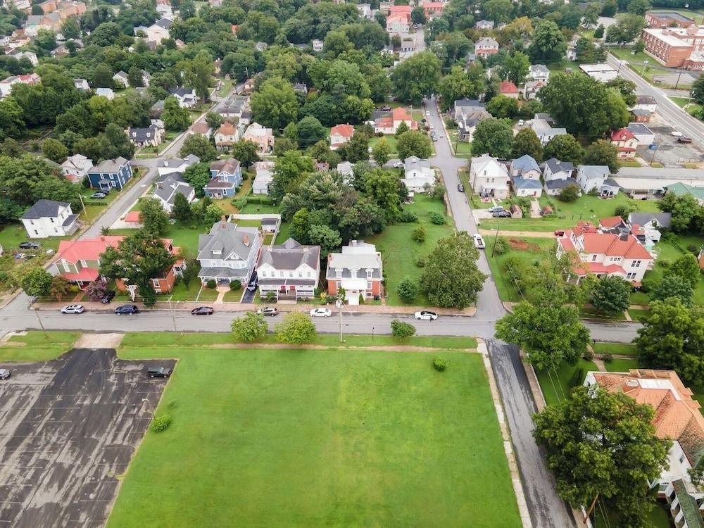 Central 4BR Historic Gem Near Colleges