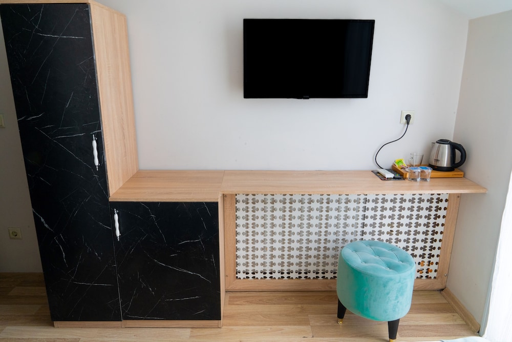 Loss Hotel - Image 34