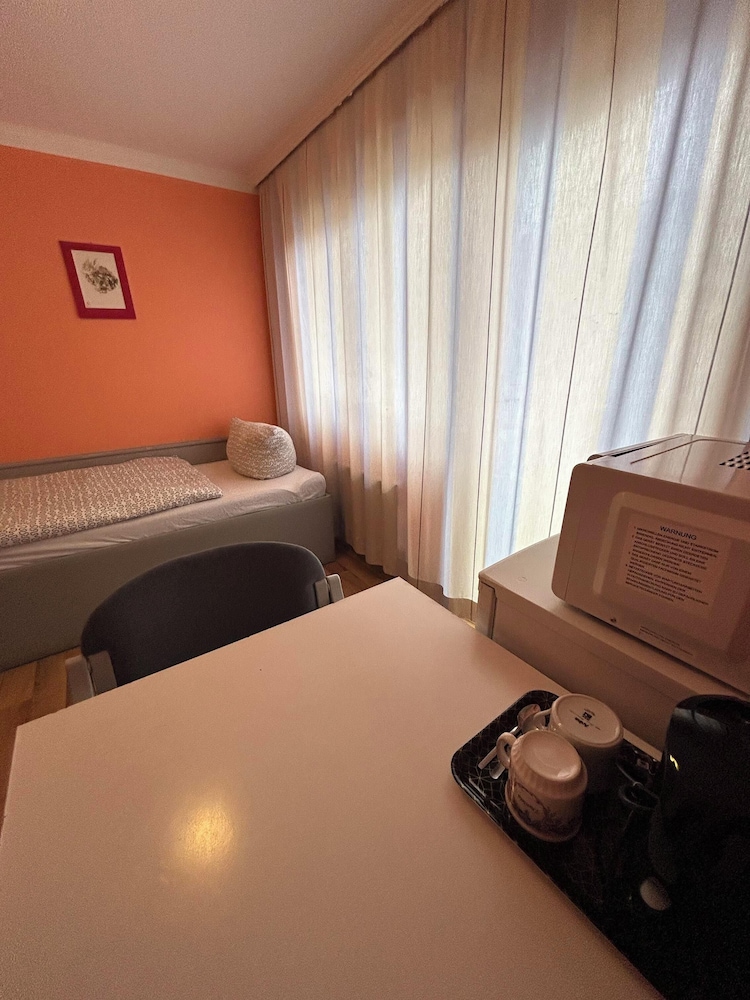 2-Rent Group Hostel Rooms AUB162
