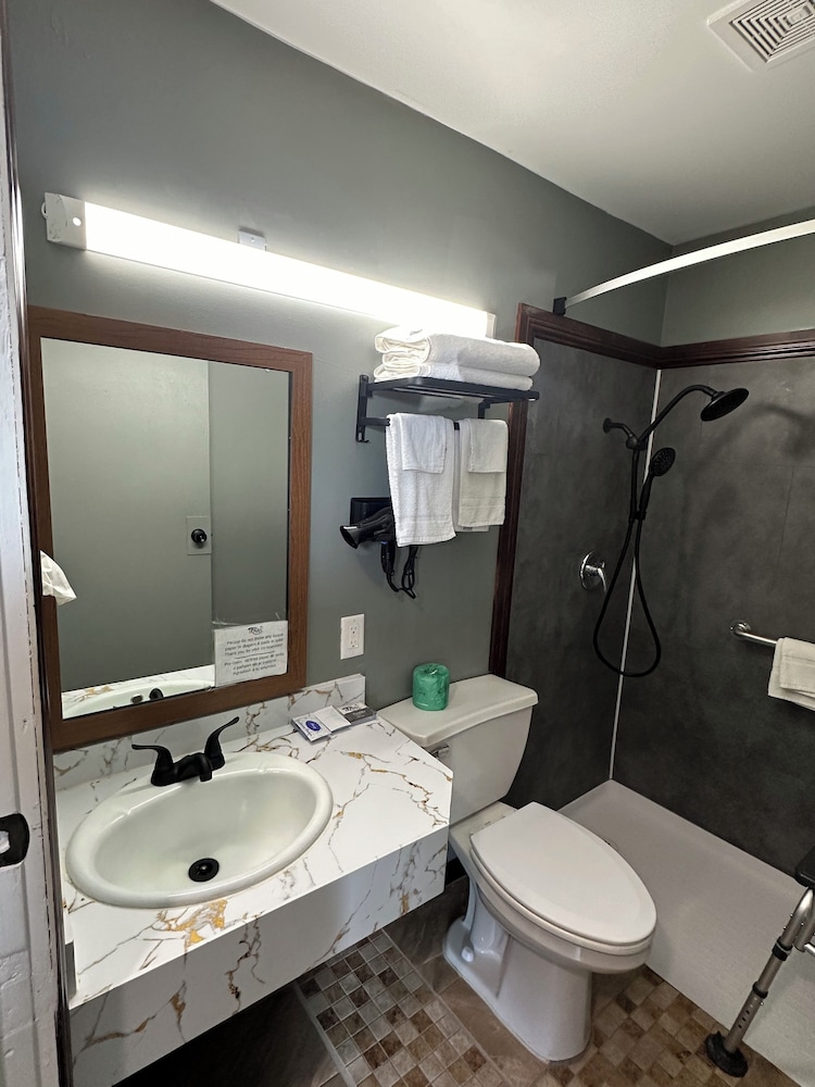 Emporia Vacations - Travel Inn  Suites - Property Image 8