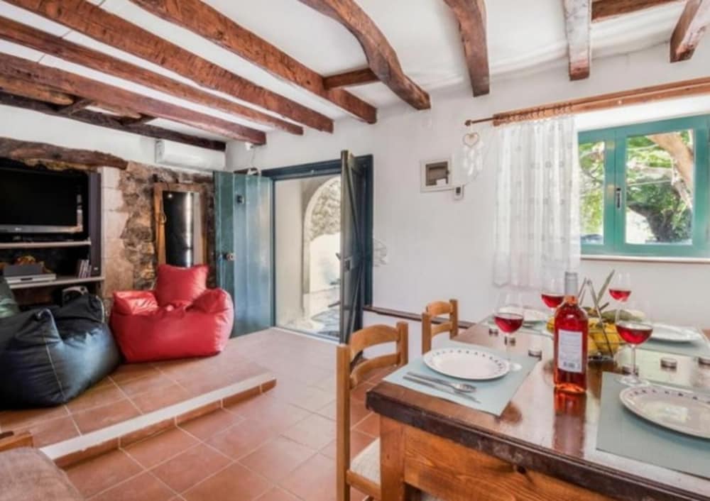 2-bed Home in Kolivata - Sleeps 4 - Wifi - Parking