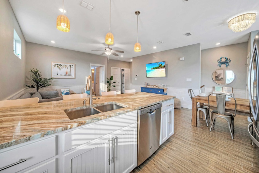 Saltwater Pool, Rooftop Deck w/ View, Near Beach The Blue Crab by Avantstay