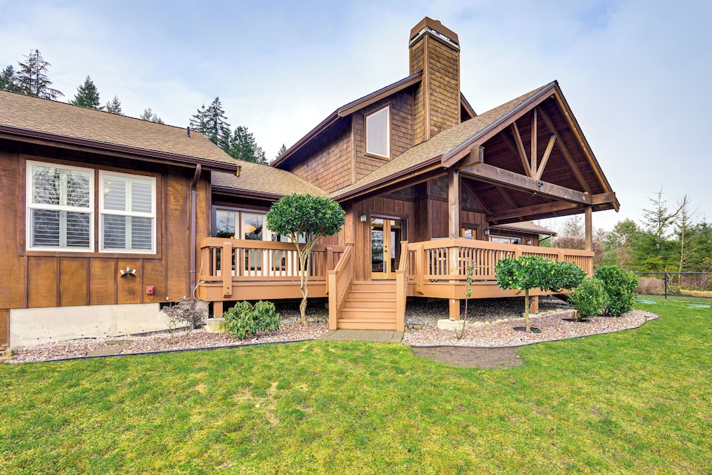 Gorgeous Home w/ Mt Rainier Views: 4 Mi to Poulsbo
