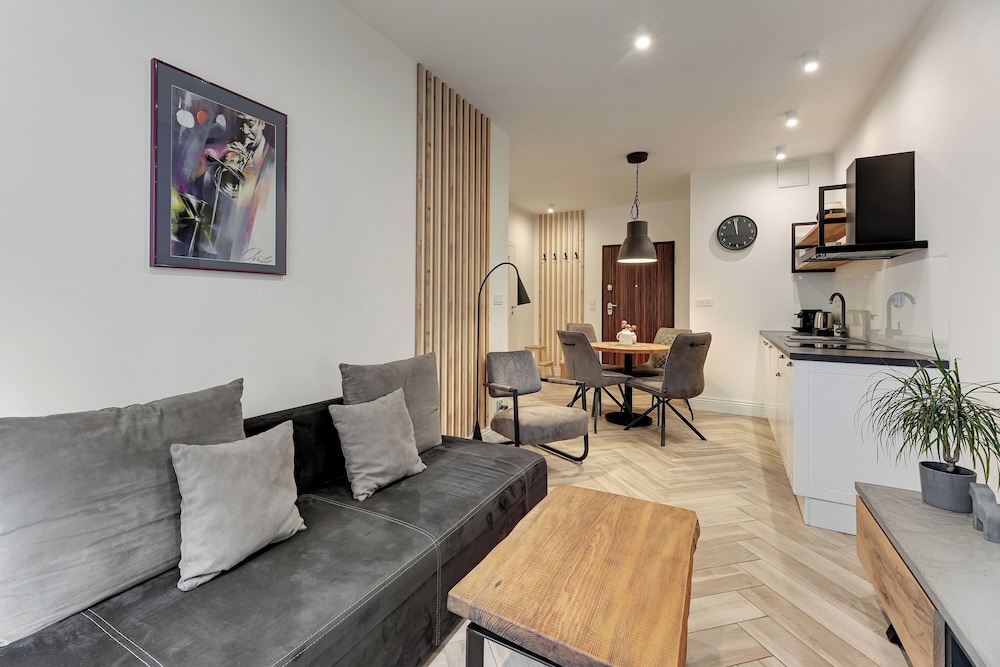 Aura III & Parking by Downtown Apartments