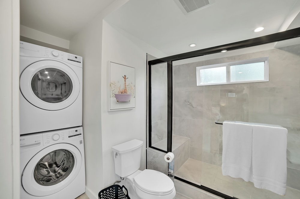 Brand-New Chic Nest In Prime Location