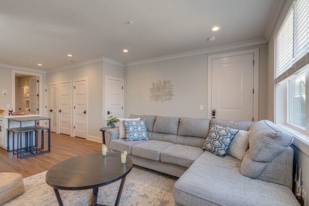 Merry Melrose -mins to Broadway- Sleeps 6