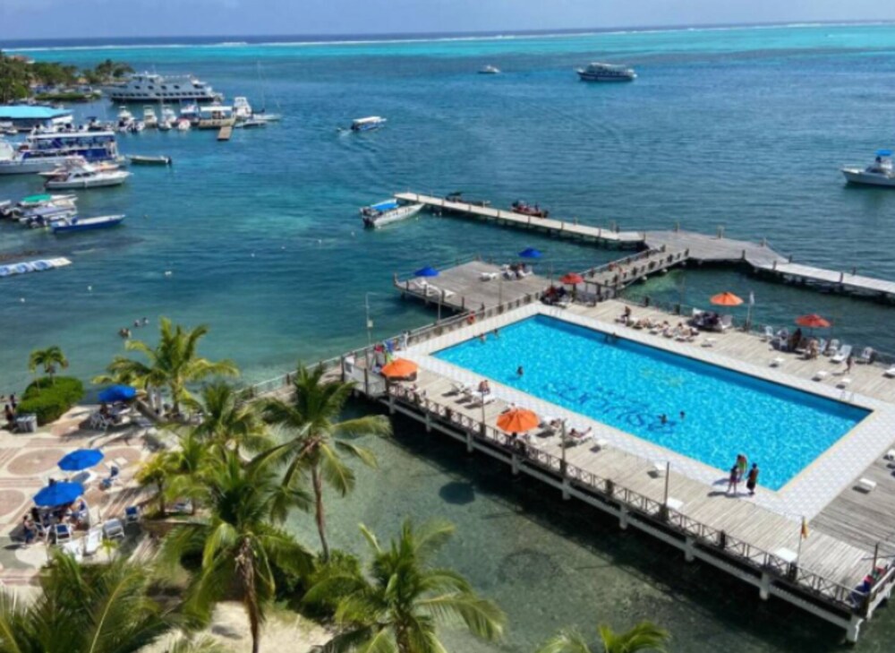 Apartamento con Playa Privada en Sunrise view 2