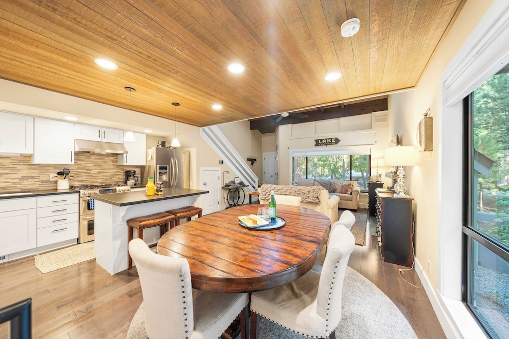 Near Ski, Beach, & Hiking Trails + Clubhouse Pool & Hot Tub Access Juanita Blue by Avantstay