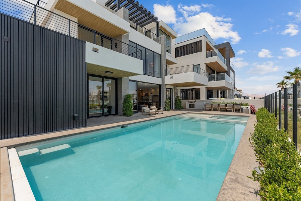 Luxury Beachside 7 Bedroom Home
