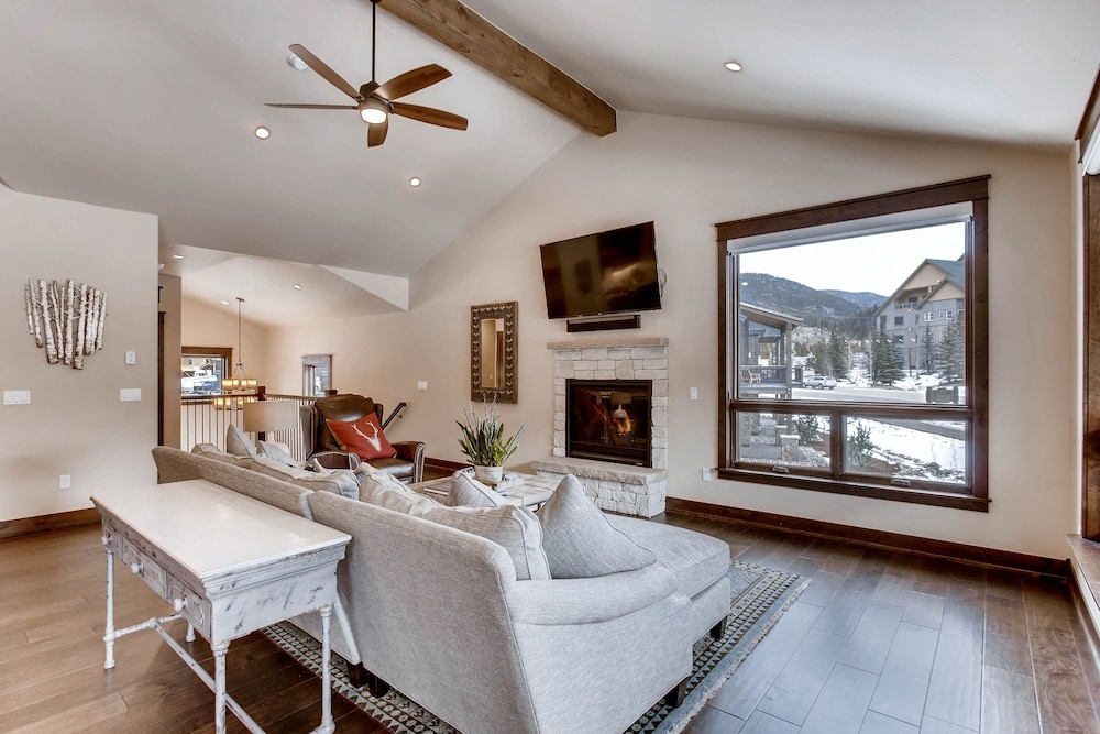 New 3bdr Luxury -fireplace,on-site Parking,kids Ski Free 3 Bedroom Townhouse by RedAwning
