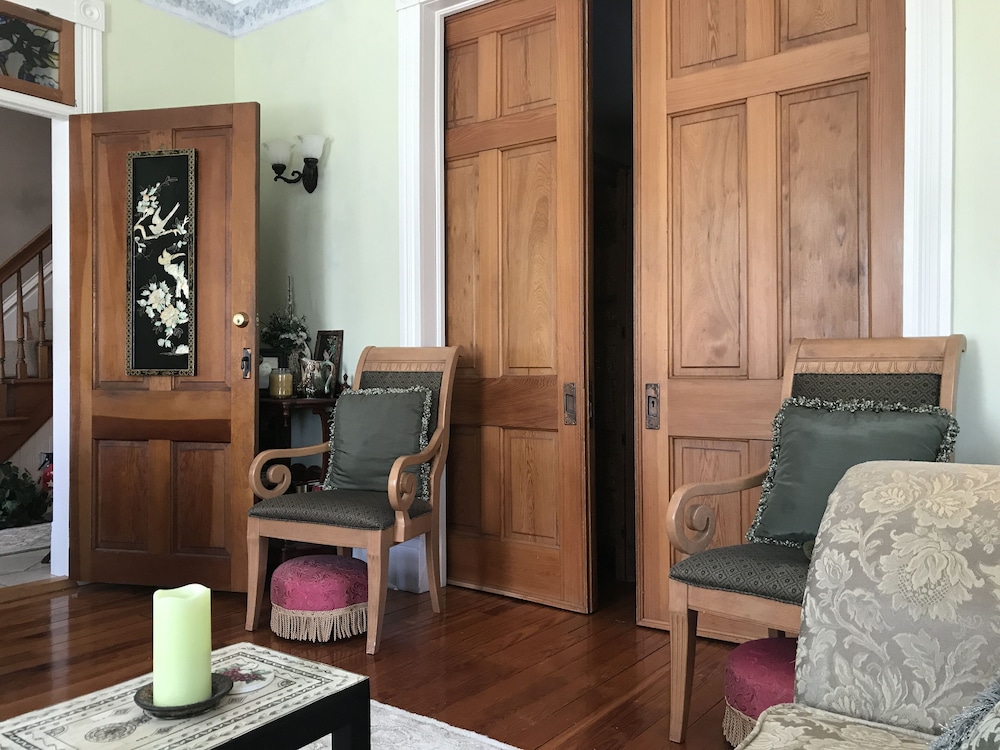 Historic Iron Horse Inn