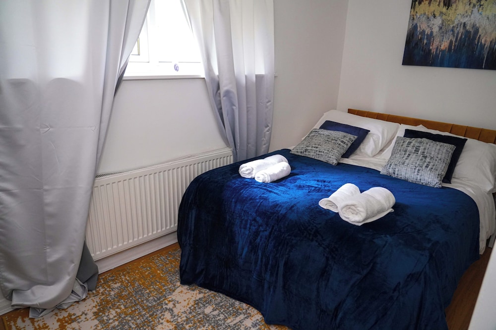 Milton Keynes Home - Sleeps 4 - Parking
