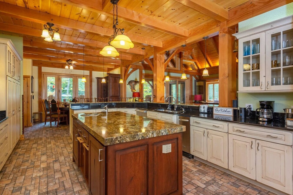 Luxe Riverfront Escape Mtn Views Pickleball Ct