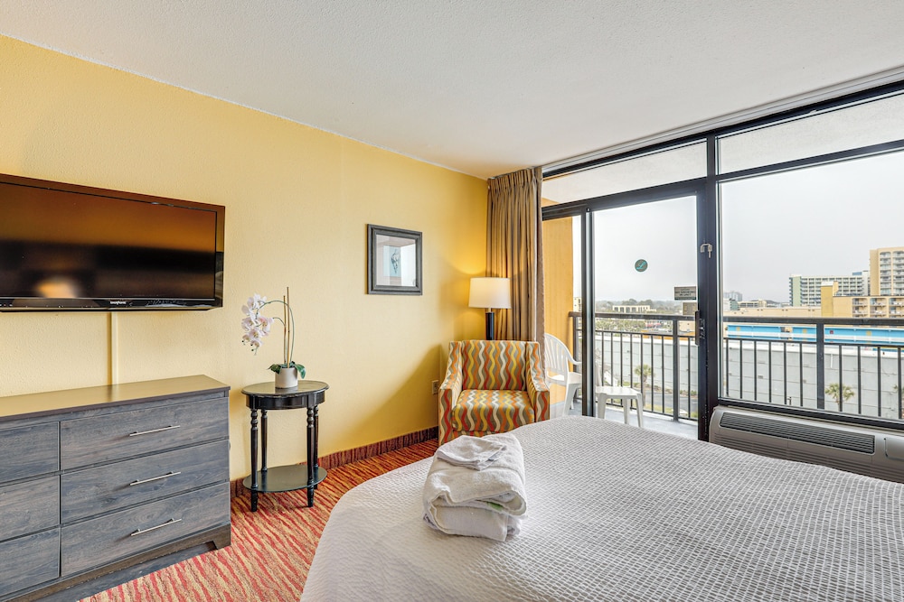 Pools & Spas: Beachfront Studio at Landmark Resort