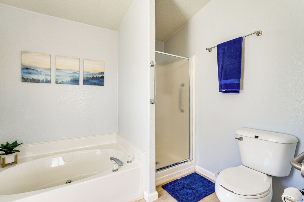 6 Mi to Downtown Pahrump: Scenic Desert Retreat
