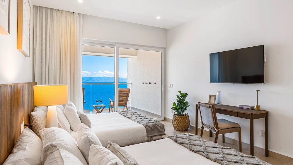 4BR Luxury Penthouse with Ocean Views