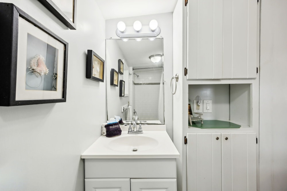 124 S Fletcher - Upstairs 2 Bedroom Duplex