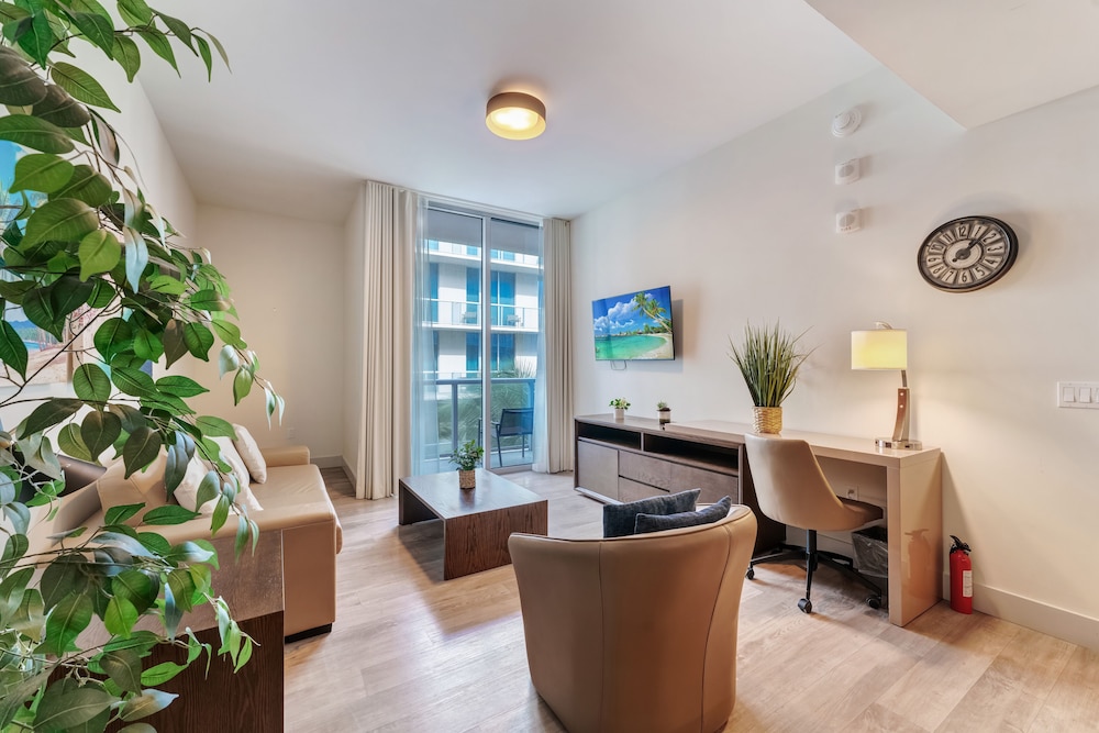 Condo Close to the Beach With Rooftop Pool & Gym - Image 2