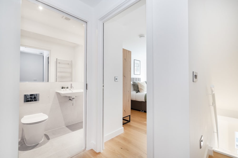 Modern 2BR 2BA with Balcony by Soho