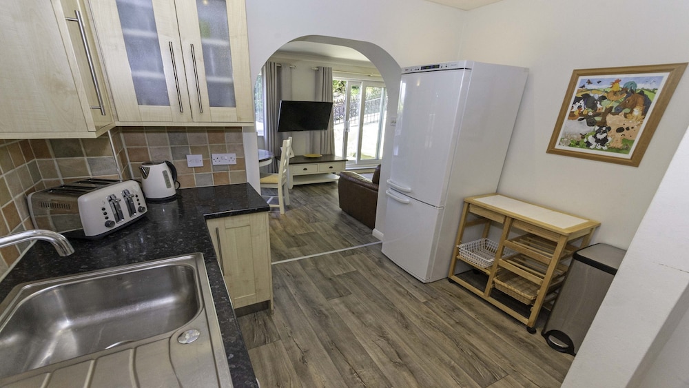 Clifton Court Apt 19 With Heated Pool view 4