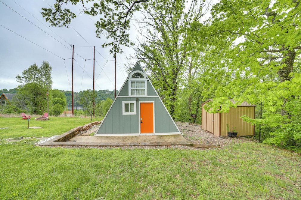 Cozy Cabin w/ Fire Pit: Walk to Lake Taneycomo!