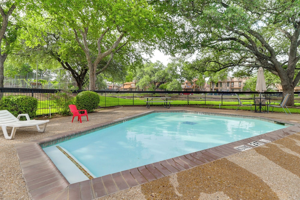 5 Mi to At&t Stadium: Townhome w/ Community Pools!