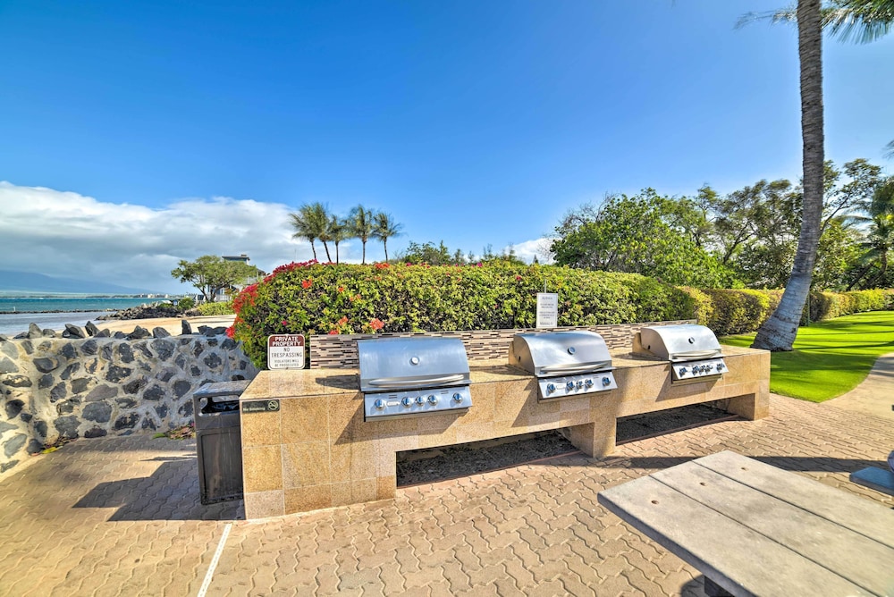 Ocean-view Kihei Condo w/ Lanai: Steps to Beach!