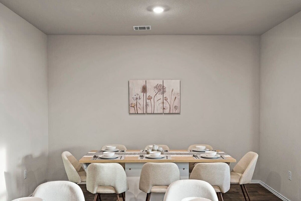 @ Marbella Lane - Amazing 4BR Lakeview Home