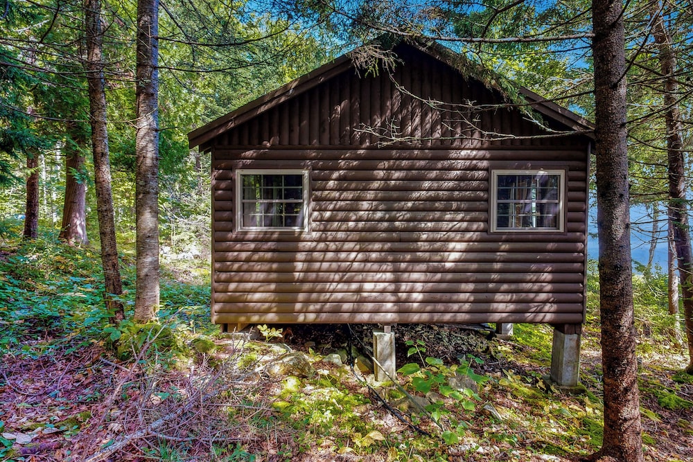 Cozy 1BR Cabin w/ Landscape Views