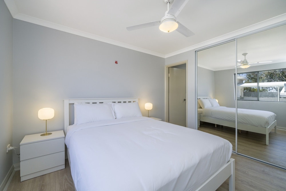 Sunny 2-bed in Quiet Location With Balcony
