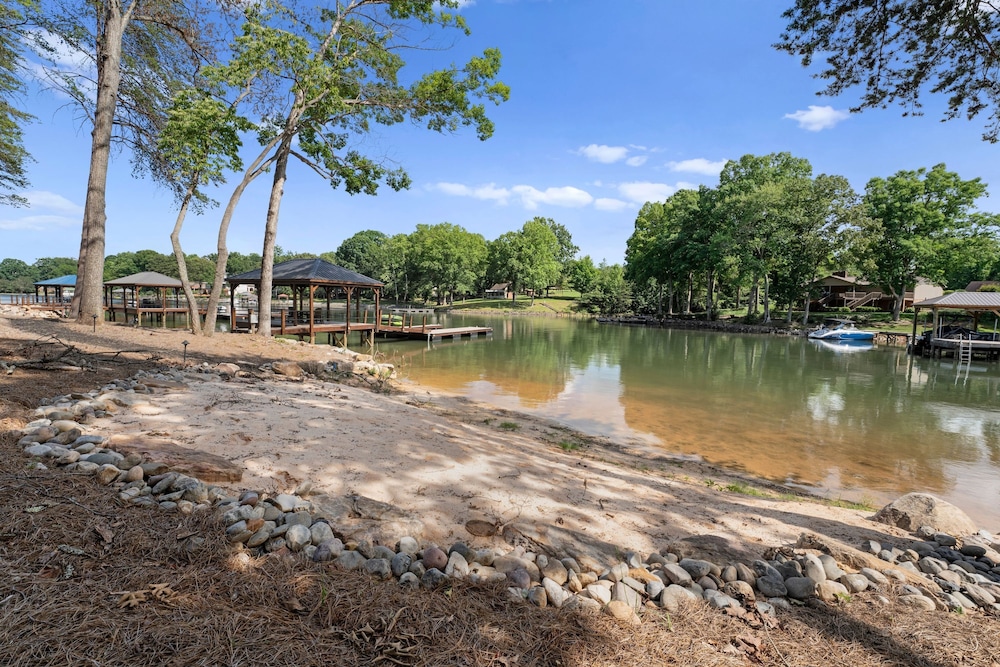 Black Bear Lodge by Avantstay Lakefront Dock Pool Theater Sleeps 20