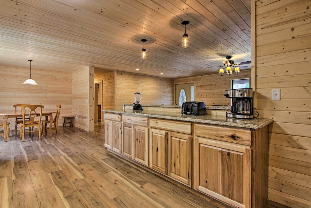 Gatlinburg Cabin: Hot Tub, Deck, Games