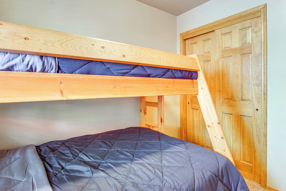 Family-friendly Hideaway Cabin in Lakeside!