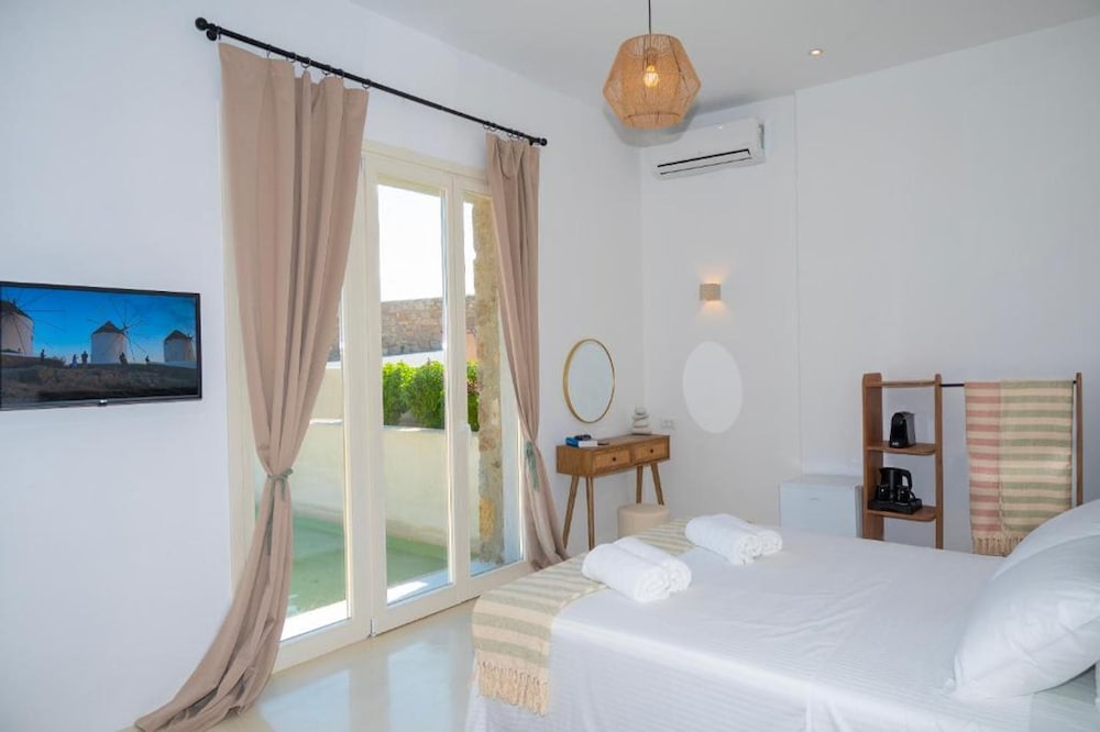 Adyton Luxury Suites Mykonos Poolside Luxury