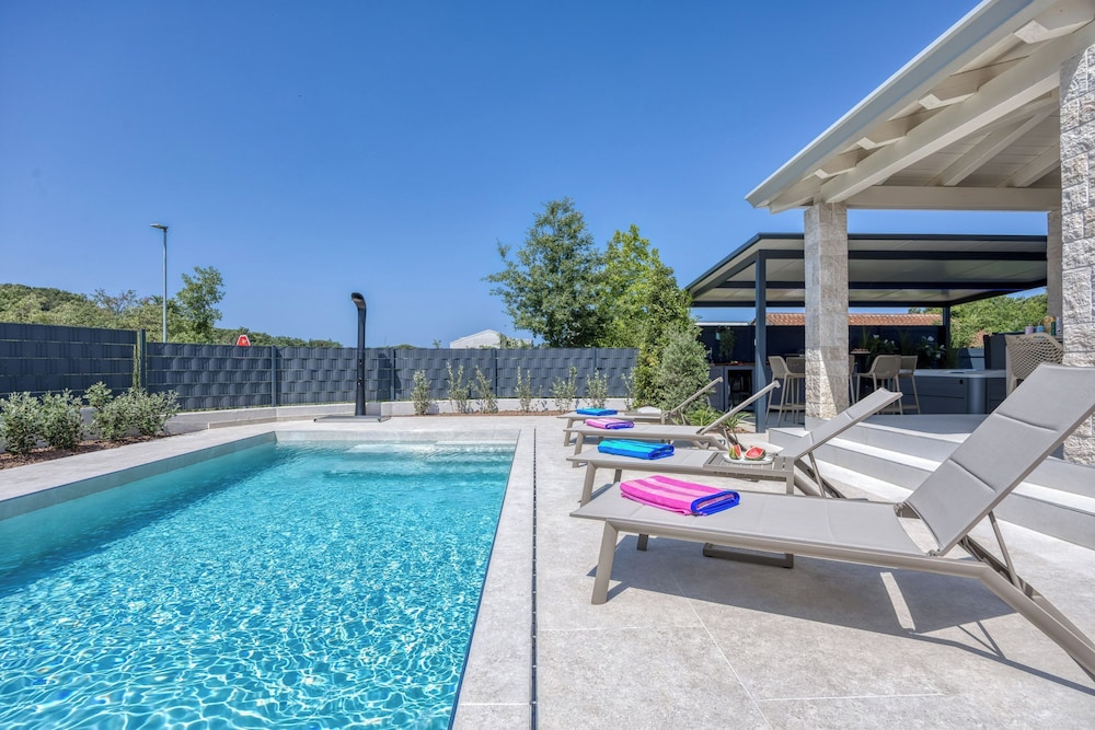 Villa Aria With Pool and Whirlpool