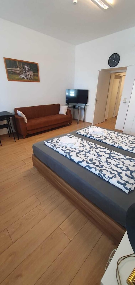 Group Stay 3 Apts Near Enkplatz