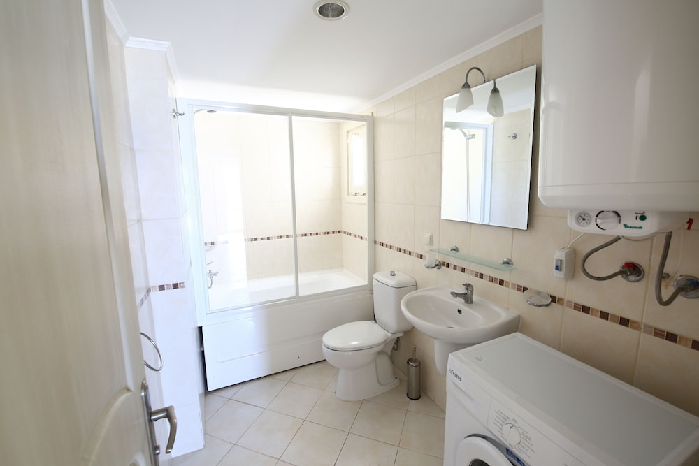 1 Bedroom Apartment Lake View 3 by Likya Global