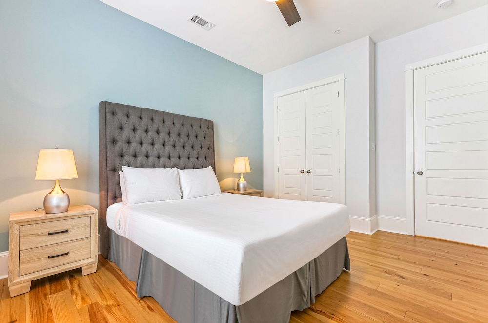 Chic 4 BR Condo - Large Pool - Perfect Location - Image 5