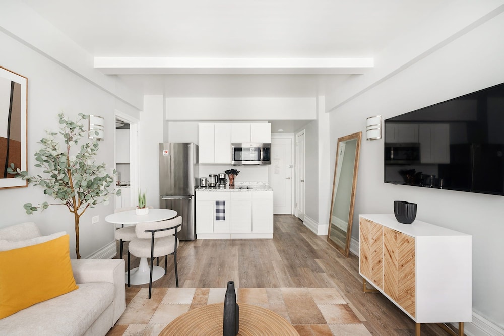 73-608 New 1BR 1bth UWS Doorman Gym